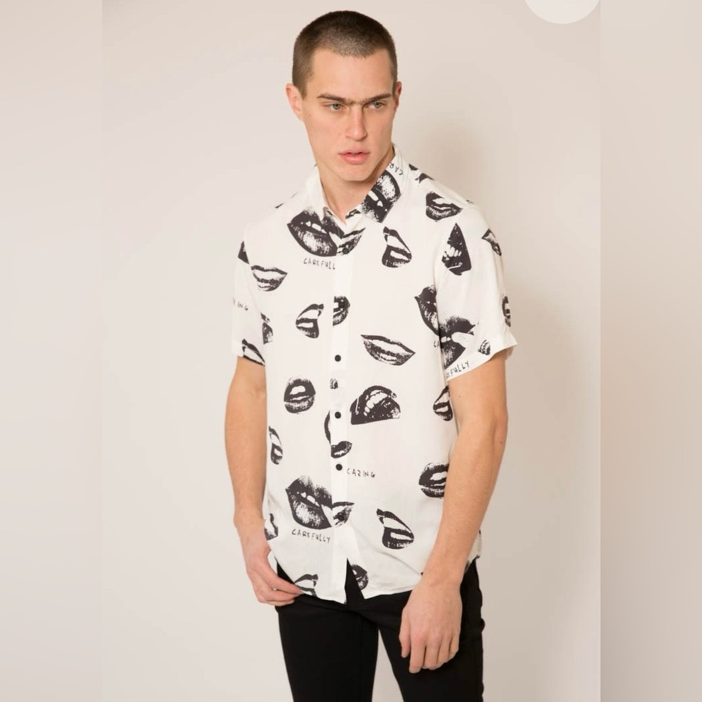 KSUBI READ MY LIPS SHORT SLEEVE SHIRT IN White & Black Size M